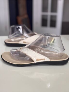 NEW Women’s Spenco Yumi Orthopedic
Sandals Linen Tan